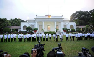 Para menteri dalam seragam kemeja putih usai nama mereka dibacakan Presiden Jokowi | Setkab.go.id